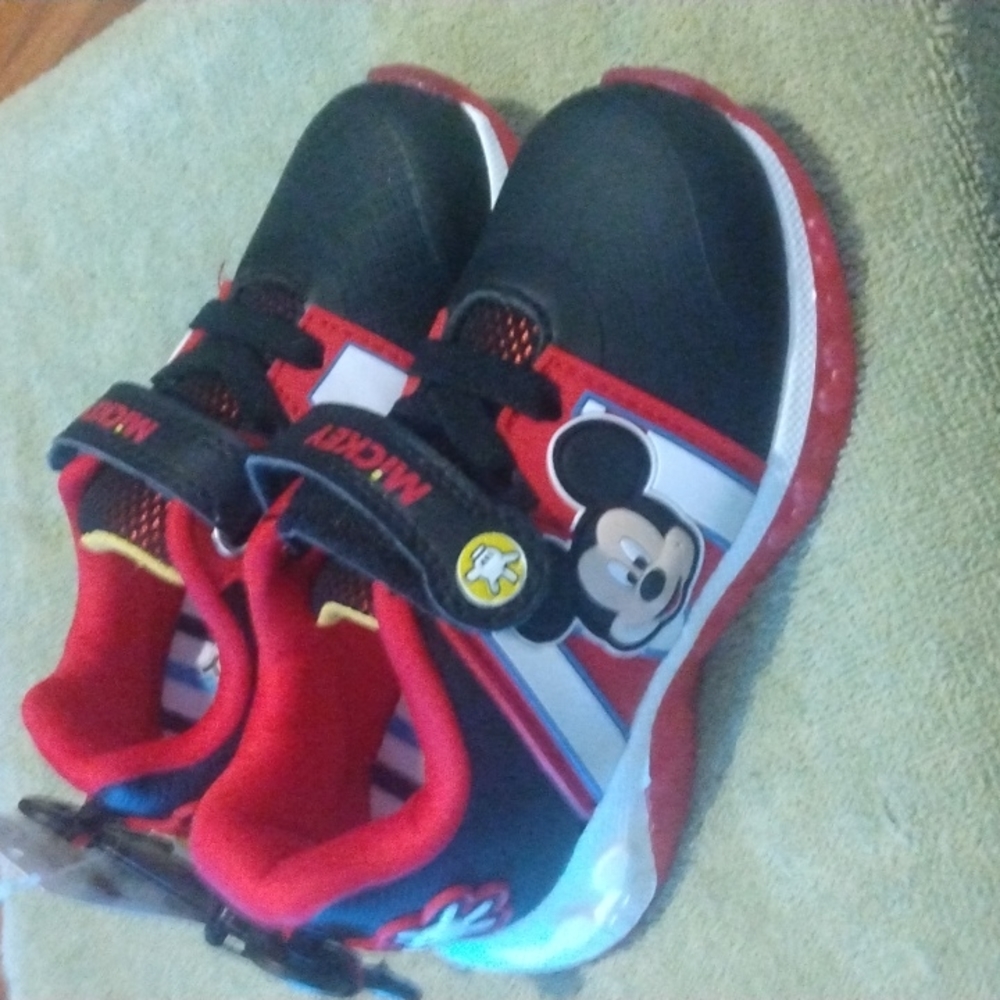 Brand new Mickey mouse shoes size 9 toddler.. light ups